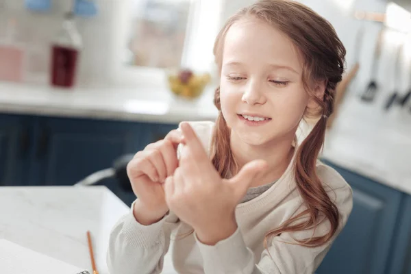 Piacevole bambina che si prepara per la lezione a casa — Foto Stock