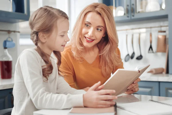 Mujer encantada positiva estar en todos los oídos — Foto de Stock