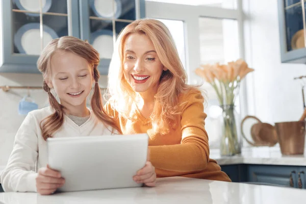 Alegre amorosa madre teniendo descanso con el niño — Foto de Stock