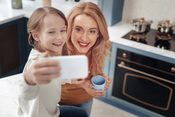 Feliz madre amorosa de pie cerca de su hija — Foto de Stock