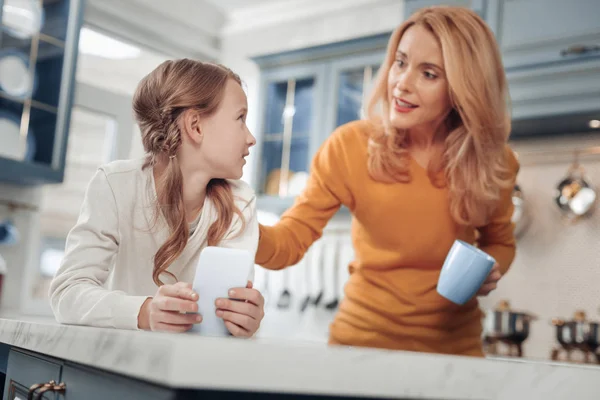 Liebende Frau im Gespräch mit ihrer Tochter — Stockfoto