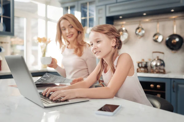 매력적인 어린 소녀 그녀의 노트북을 보고 — 스톡 사진