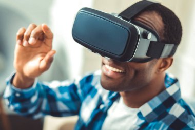 İyimser genç afro Amerikalı adam VR çalışıyor