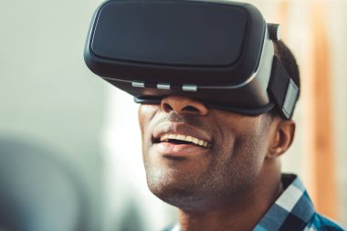 VR deneyim elde afro Amerikalı adam hayret