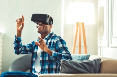 Güzel genç afro Amerikalı adam delating Vr