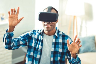 İyimser genç afro Amerikalı adam oyun oynama