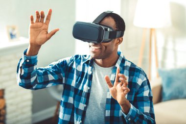 Pozitif genç afro Amerikalı adam VR bina
