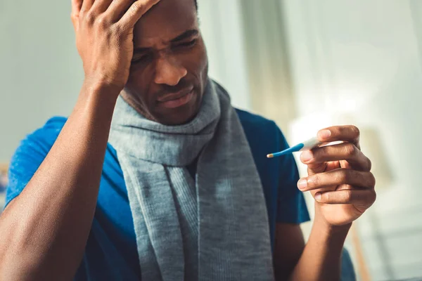 Hombre afroamericano adulto inquieto monitoreando la temperatura — Foto de Stock