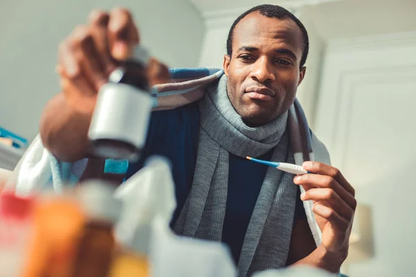 Hombre afroamericano adulto concentrado iniciando tratamiento — Foto de Stock