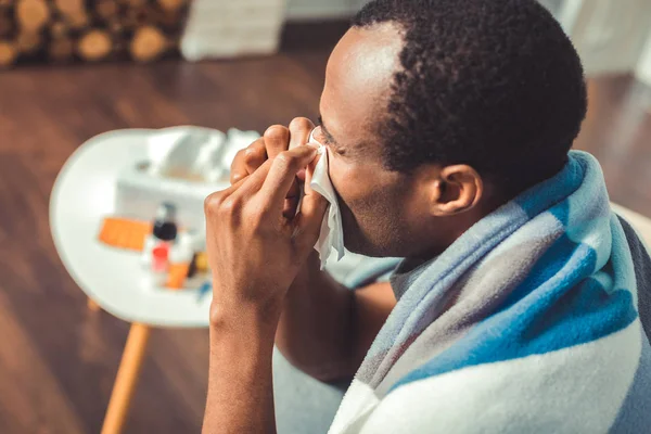 Homem afro-americano insatisfeito que sofre de corrimento nasal — Fotografia de Stock