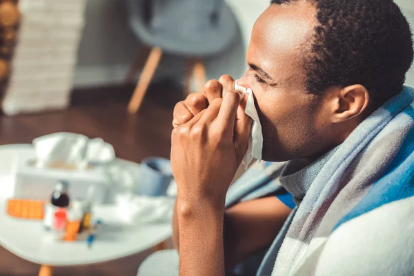 Pensive afro american manusia mendapatkan hidung berjalan — Stok Foto