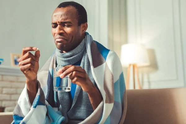 Hombre afroamericano adulto descontento que necesita medicación — Foto de Stock