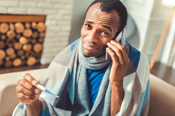 Infeliz adulto afro americano hombre pidiendo consejo — Foto de Stock