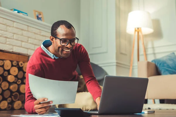 Felice uomo afro americano adulto a partire freelance — Foto Stock