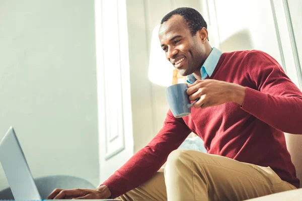 Positiver junger afroamerikanischer Mann telefoniert online — Stockfoto