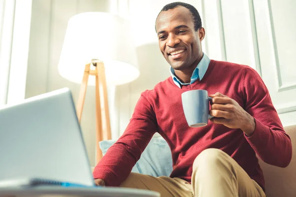 Glücklich junger afroamerikanischer Mann trinkt Kaffee — Stockfoto