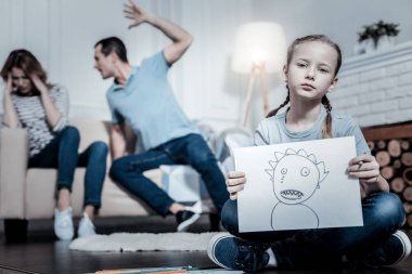 Kayıtsız çocuk bir resim gösteriliyor