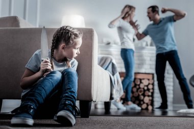 Korkmuş çocuk elinde bir bıçak