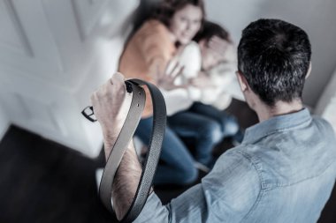 Kızgın adam ailesi isabet