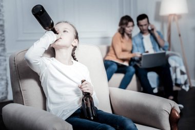 Yalnız bir çocuk bira içmek