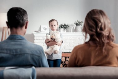 Anne ve üzgün kız