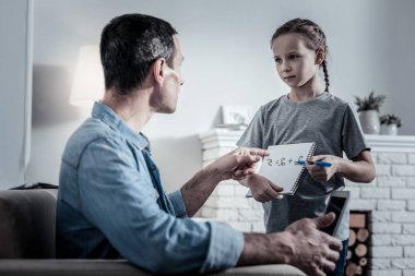 Korkmuş kızı babasına bakıyor