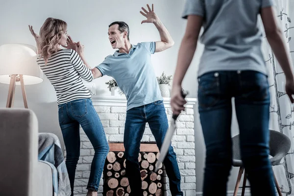 Hombre y mujer luchando — Foto de Stock