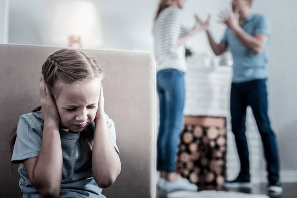 Klein meisje haar oren sluiten — Stockfoto