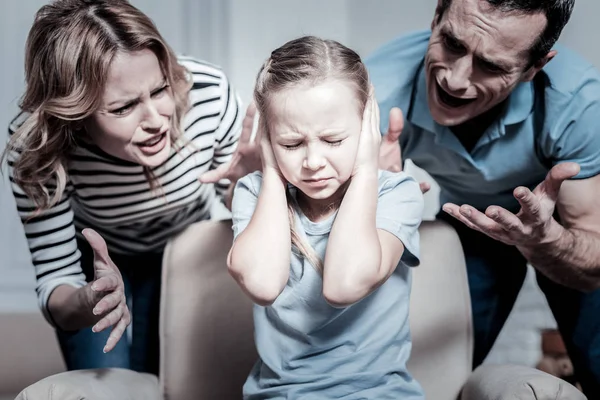 Madre y padre agresivos gritando — Foto de Stock