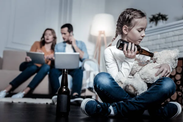 Enfant malheureux jouant avec un jouet — Photo