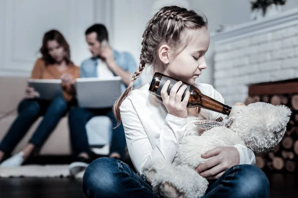 Stressade barn leker med en flaska — Stockfoto