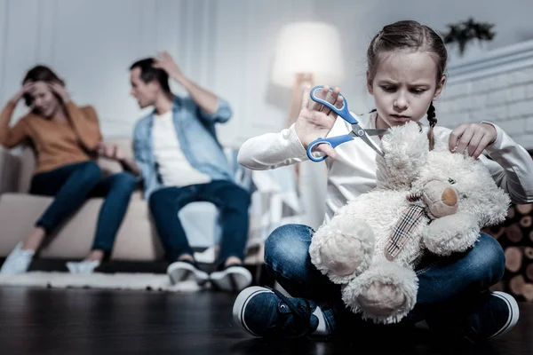 Bambino nervoso che taglia un giocattolo — Foto Stock