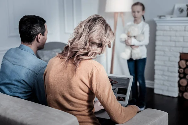 Druk bezette ouders werken op afstand — Stockfoto