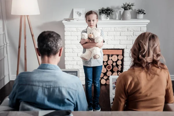 Enfant solitaire debout au milieu d'une pièce — Photo