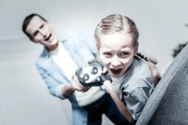 Tagesthemen Irritiertes Nervöses Kind Schaut Beim Kampf Mit Dem Vater — Stockfoto