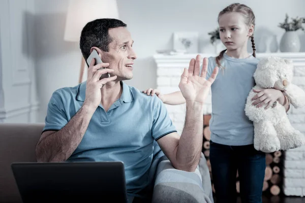 Безразличный отец говорит по мобильному телефону — стоковое фото