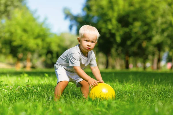 Dulce niño jugando con la pelota afuera —  Fotos de Stock