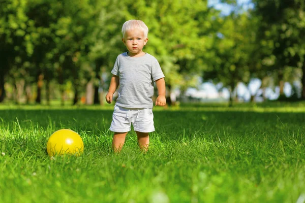 Calme enfant jouer avec la balle à l'extérieur — Photo