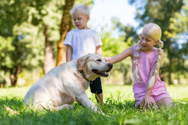 Tür çocuklar parkta bir köpek ile vakit