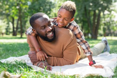 Çok güzel baba ve oğul birlikte parkta dinlenme