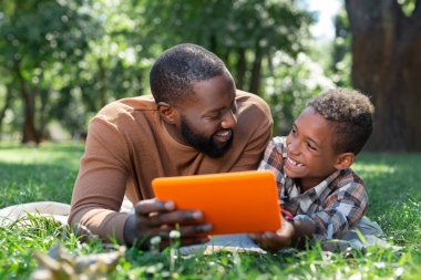 Modern teknoloji kullanan neşeli pozitif güzel adam