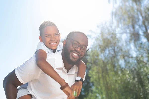 Pozytywny człowiek radosny, ciesząc się jego czas z synem — Zdjęcie stockowe