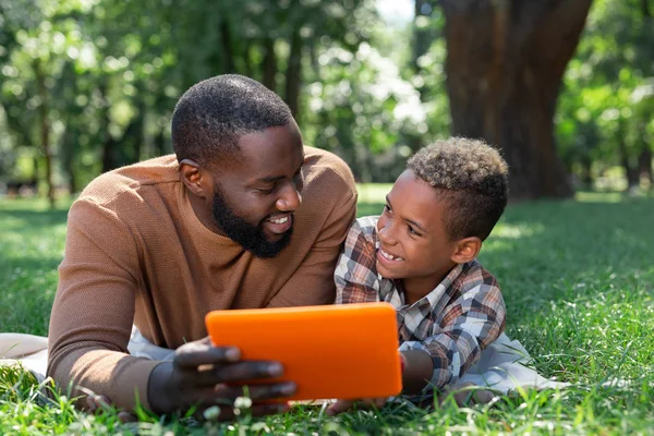 Blij aardige man, die houden van een moderne tablet — Stockfoto