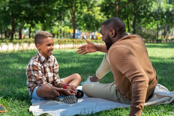 Encantado hombre agradable contar una historia a su hijo —  Fotos de Stock