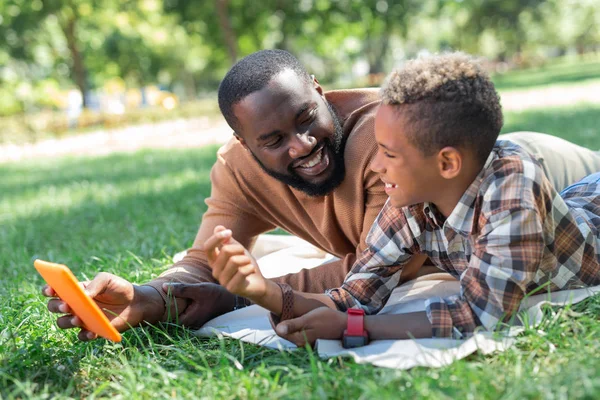 Mutlu mutlu baba ve oğul teknolojisi hakkında konuşmak