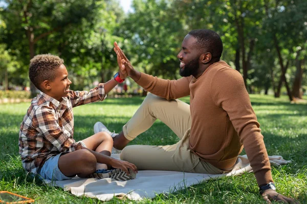 Heureux père et fils heureux donnant haute cinq — Photo