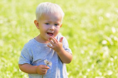 Düşünceli ciddi çocuk bahçede duran