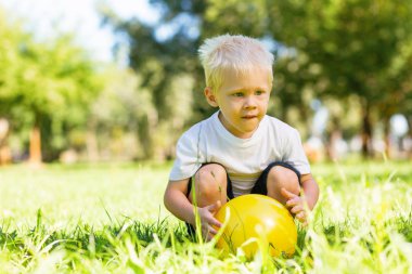 Güzel okul bahçesinde top oynarken