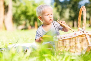Ciddi küçük çocuk şekerleri sepette bulmak çalışıyor