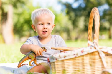 En sevdiği oyuncak ile oynayan küçük çocuk heyecanlı